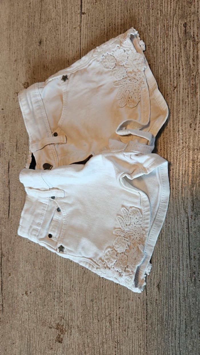 Short slim fit court blanc avec broderie, IKKS, 5 ans - photo numéro 2