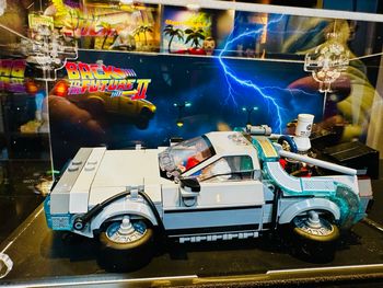 Vitrine pour la Lego DeLorean avec fond Back to the Future II