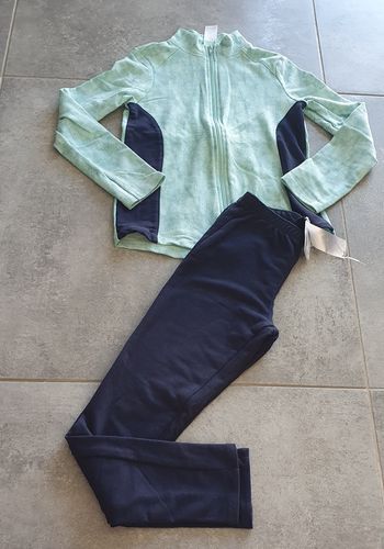 Lot ensemble fille jogging + 1 gilet décathlon 8/10 ans