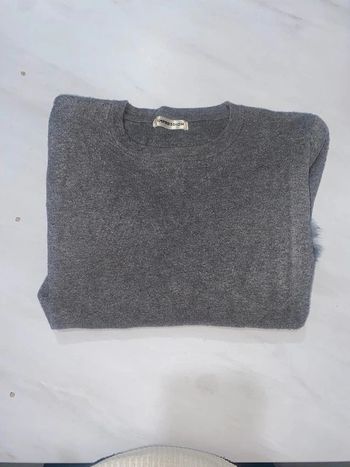 Pull gris avec détail pilou sur les manches