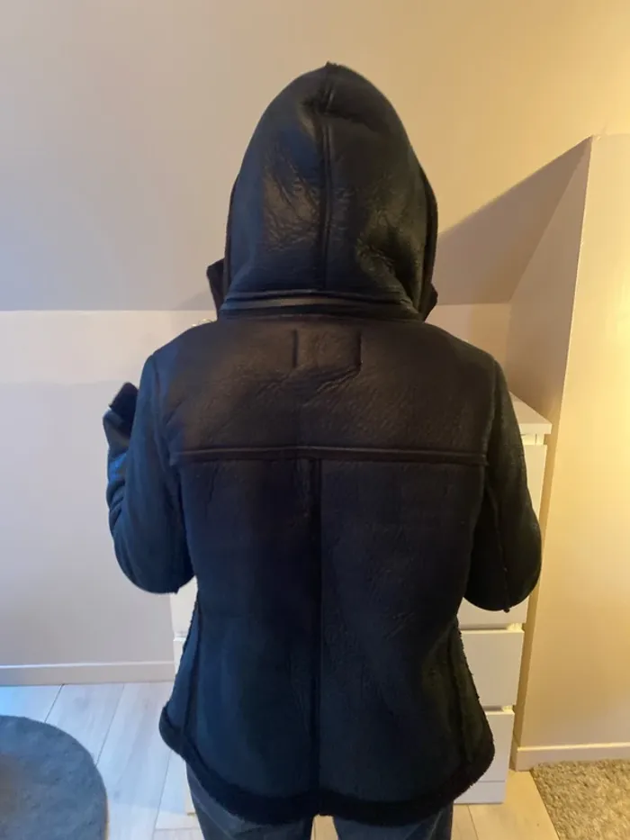 Magnifique manteau bombardier noir le Temps des Cerises avec capuche parfait état - photo numéro 4