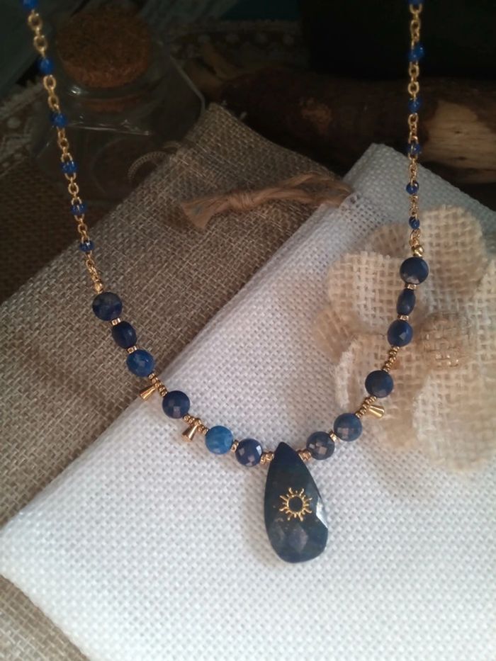 Collier en pierres de lapis lazuli naturelles