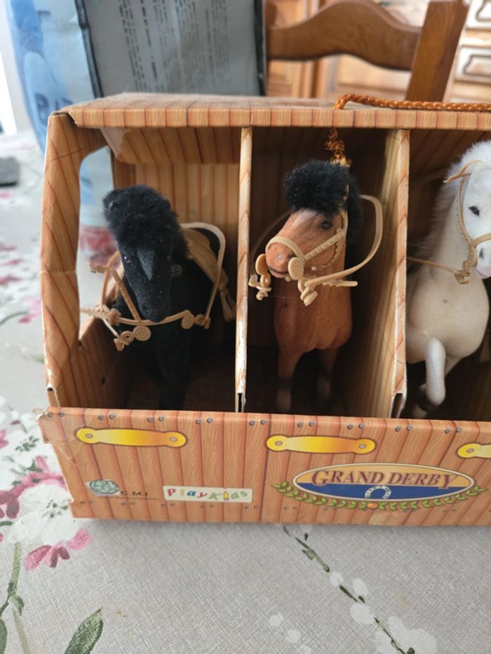Coffret vintage Grand Derby – Écurie + 4 chevaux + accessoires – Années 80 - photo numéro 5