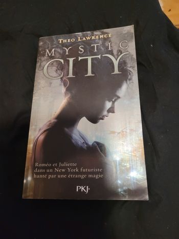 Mystic city Theo Lawrence