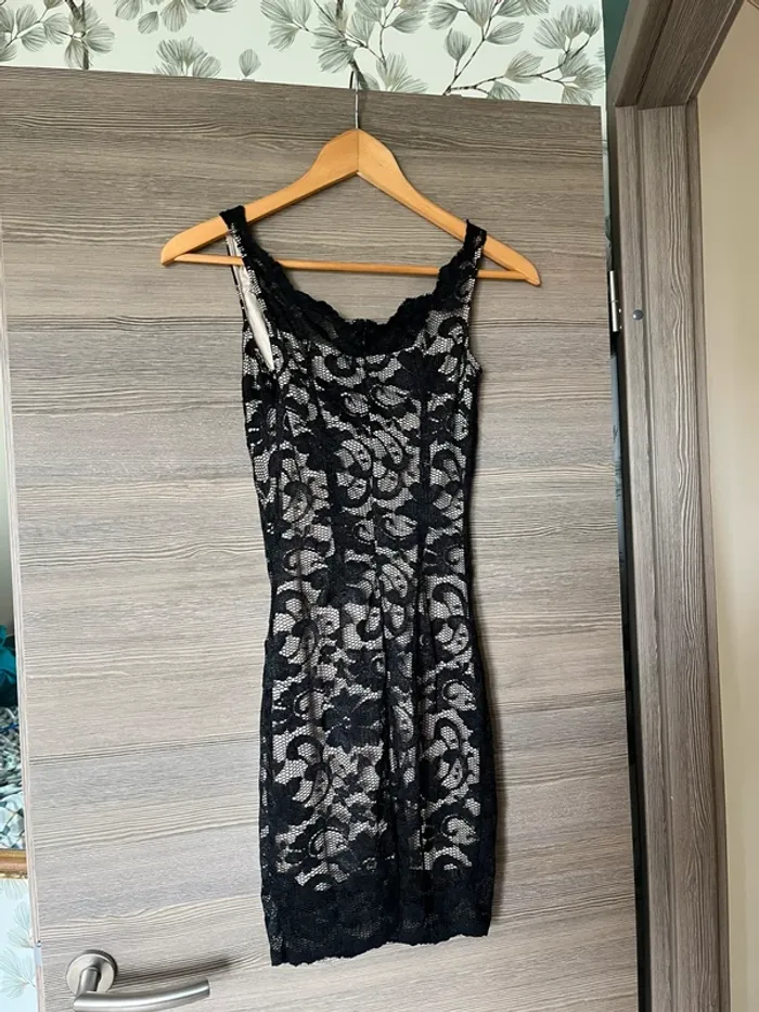 Robe dentelle nude noire neuve avec étiquette 34 - photo numéro 2