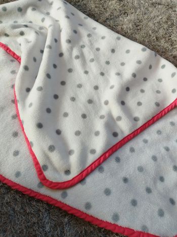 Joli plat de bébé fille Okaïdi blanc rose point gris