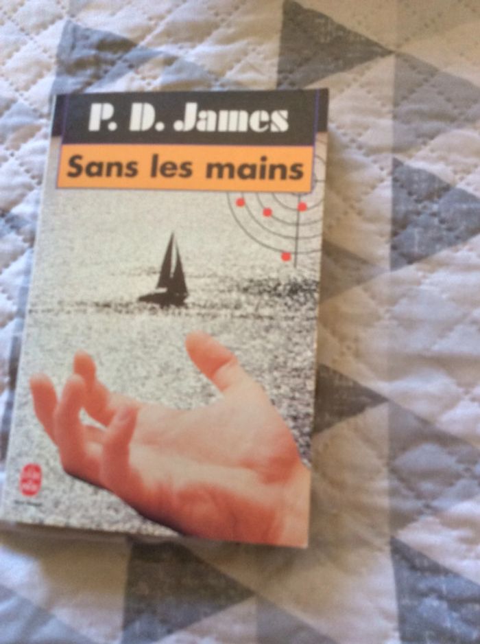 #sans les mains P D James. )