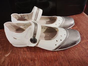 Chaussures blanches grises