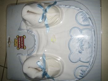 ensemble chausson et bavoir dans emballage origine neuf