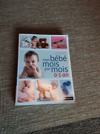 Livre chaque étape de bébé mois par mois avec conseil ostéopathe et homéopathie