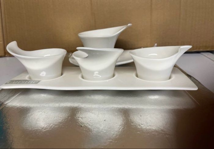 Saucière avec coupelles sur plateau de présentation