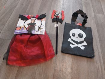 Ensemble set de diablesse taille 3 ans neuf