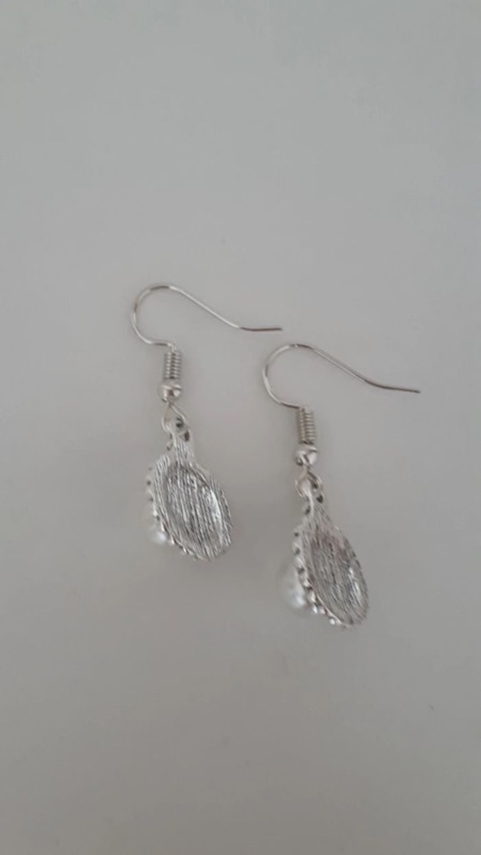 Boucles d'oreilles pendante perle argentée - photo numéro 4