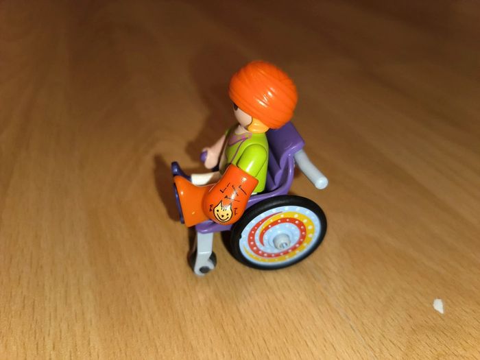 Petite fille avec sa chaise roulante Playmobil - photo numéro 3