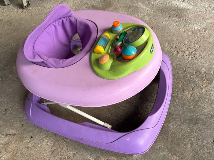 Trotteur Chicco violet avec plateau