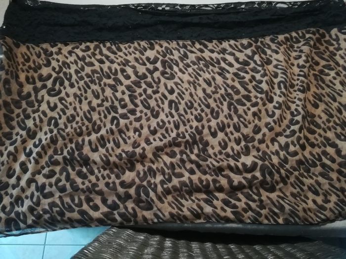 Foulard rond léopard et dentelle