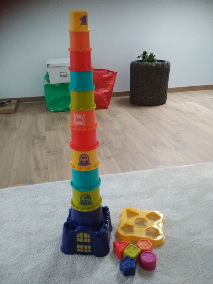 Jeu deux en un : Phare à empiler et boite à formes