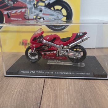 Moto 1:24 avec socle, vitrine et fascicule 