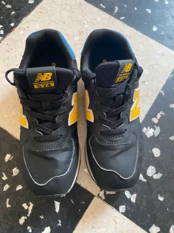 New Balance 574 – Noir / Jaune / Bleu – Taille 36 EU