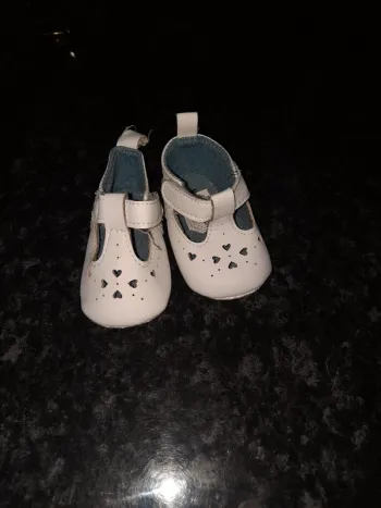 Petite chaussure blanche