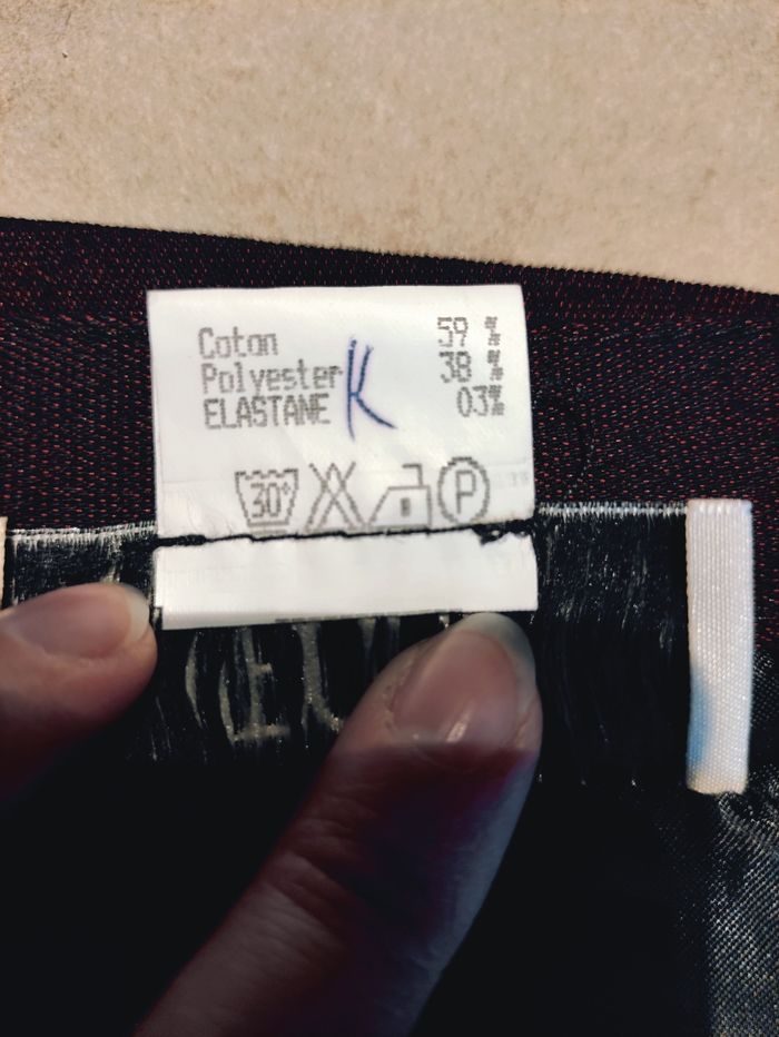 Jupe noire avec reflet et motifs rouges - photo numéro 4