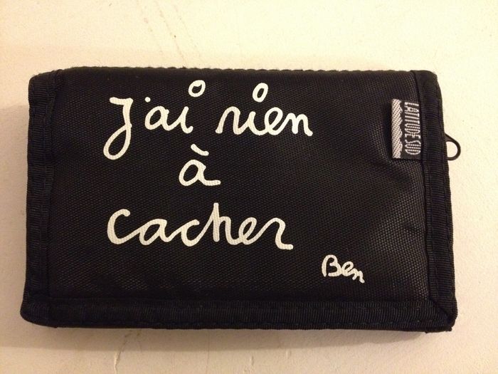 Portefeuille noir avec écriture fantaisie blanche "j'ai rien à cacher, ben"