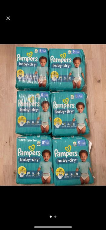 Six paquets de couches Pampers taille 5