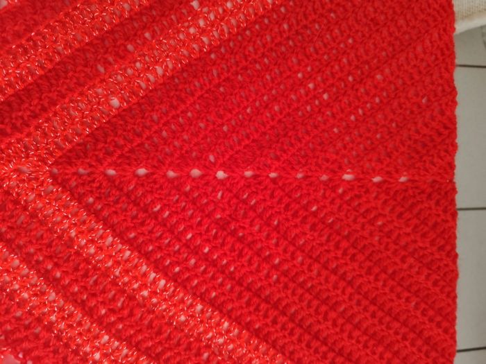 Joli châle confection artisanale au crochet de couleur rouge et rouge pailleté  hauteur de milieu 100 cm  , largeur 158 cm - photo numéro 2