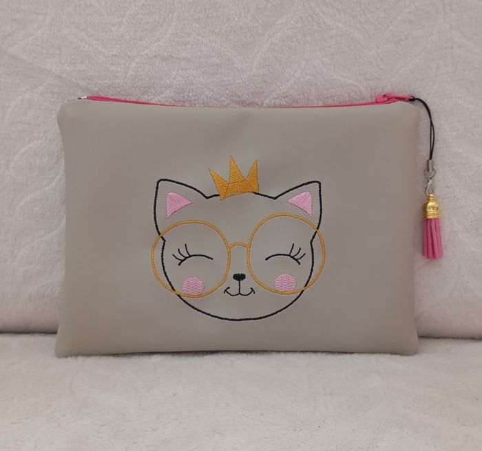 Trousse en simili cuir brodée chat à lunette