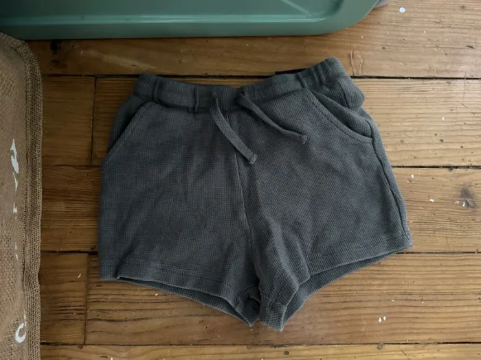Short H&M gris 12/18 mois