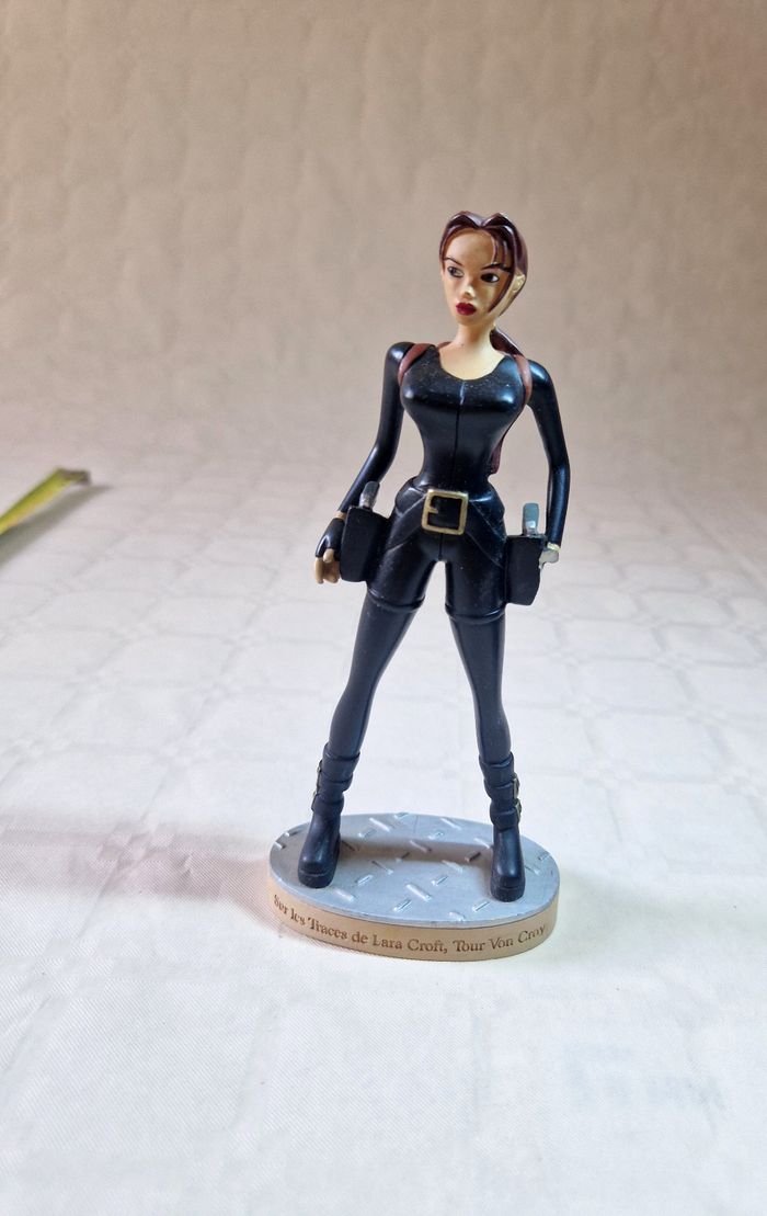 figurine de collection Atlas  , Tomb raider  , Lara Croft -    Sur les traces de Lara Croft ,Tour Von Croy