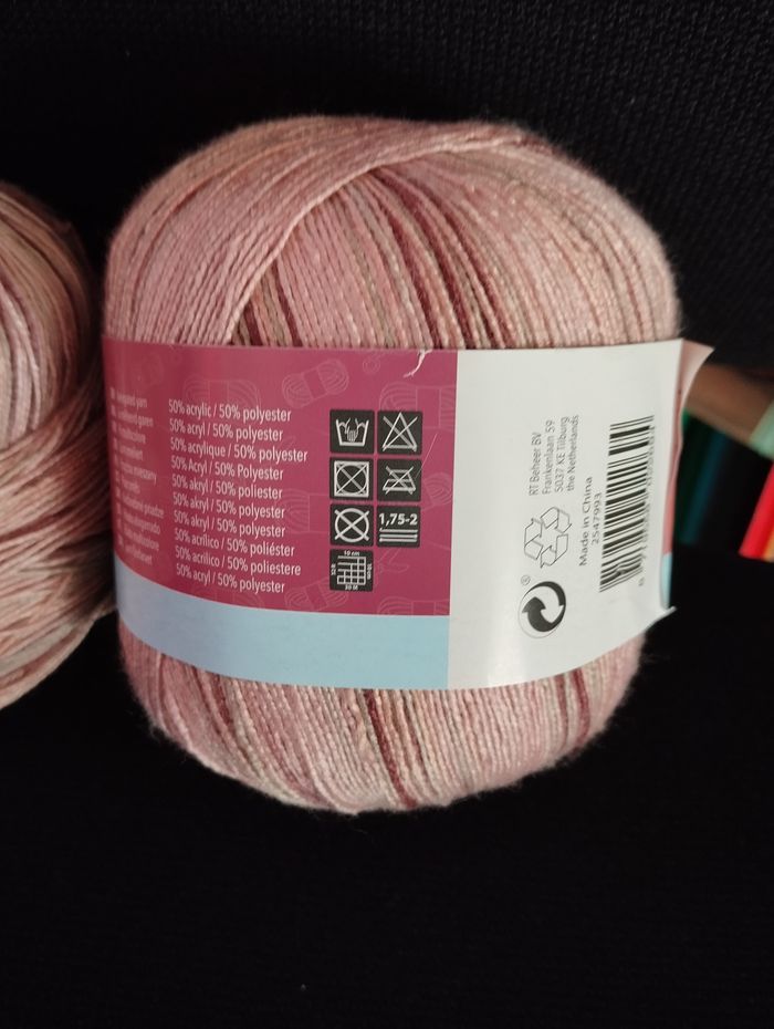 * 2 pelotes vieux rose, rose pâle et gris Mixed fine par Alison & Mae - photo numéro 2