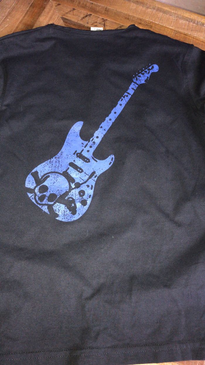 Teeshirt noir guitare bleue