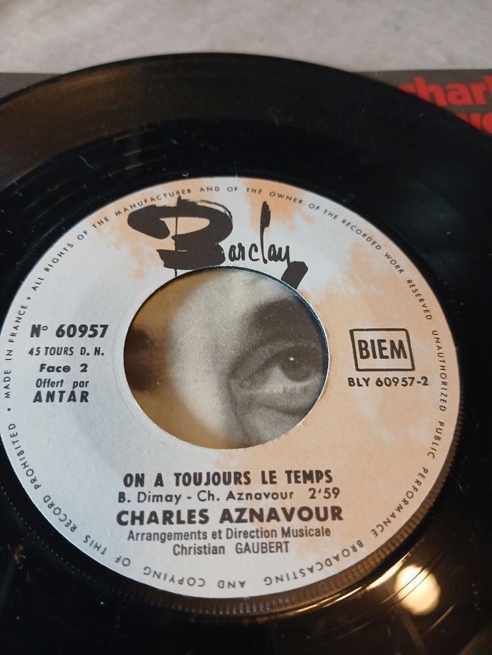 45T Charles Aznavour : Au nom de la jeunesse - photo numéro 7