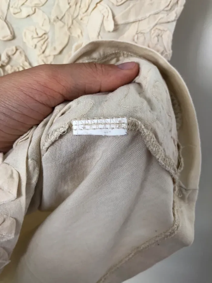 T-shirt beige à froufrou sur le devant Zara taille petit M - photo numéro 4