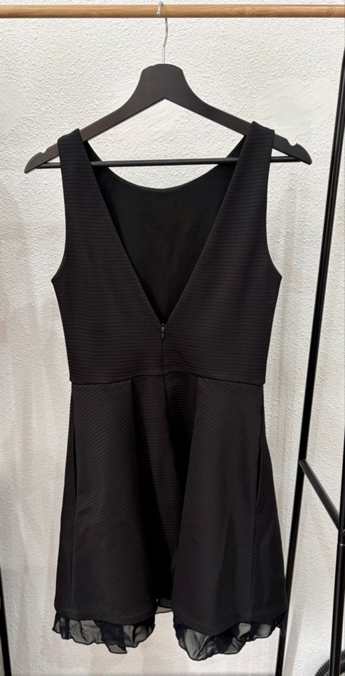 Robe noire texturée à relief col V avec poches Zara - Taille M - photo numéro 2
