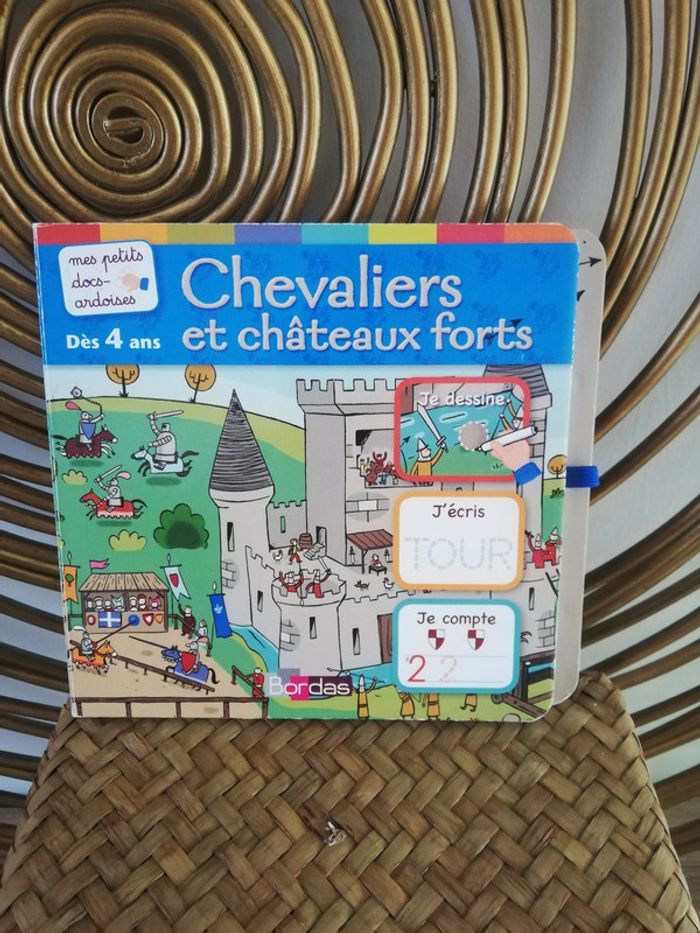 Livre cartonné chevaliers et châteaux forts