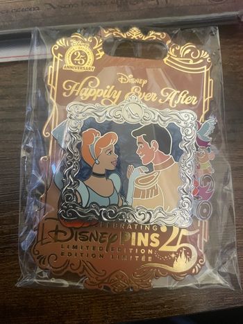 Pin's coulissant Cendrillon et ses amis Happily Ever After Disney 