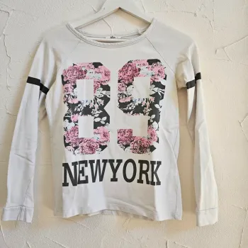 Pull blanc avec des fleurs 🌸