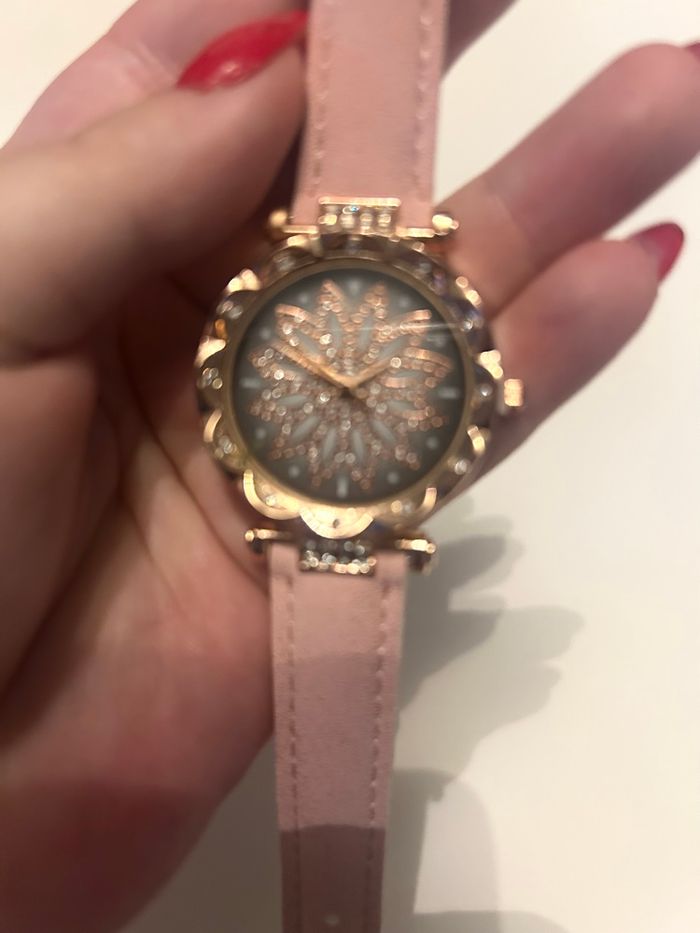 Montre à aiguille NEUVE pour femme couleurs rose et doré - photo numéro 4
