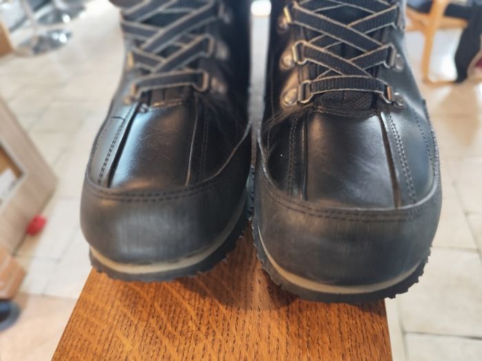 Chaussures montantes caterpillar noir taille 44 très peu porté - photo numéro 3