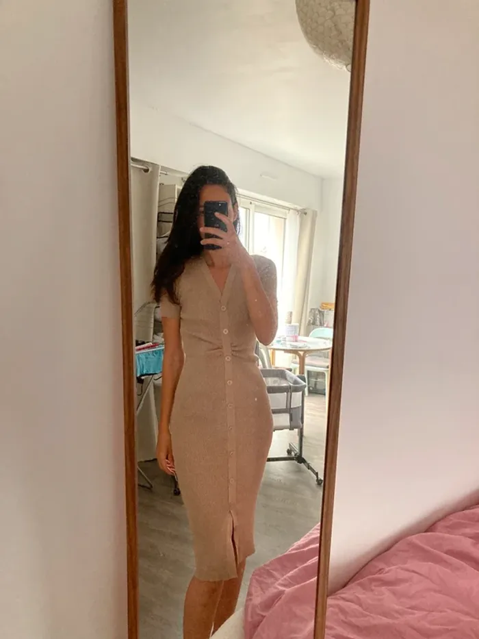 Robe mi longue moulante beige marron clair boutons col V