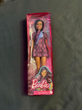 Barbie Fashionistas poupée mannequin #143 aux cheveux bleus avec une robe rose et noire