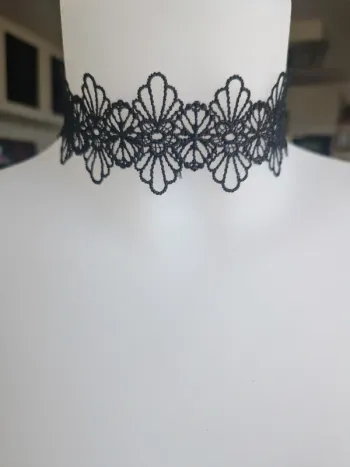 Collier fantaisie ras de cou choker floral noir