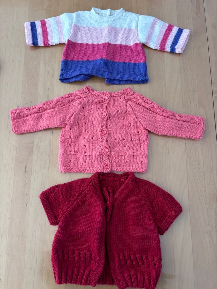 Lot de 3 gilets/pull fait main 3 mois