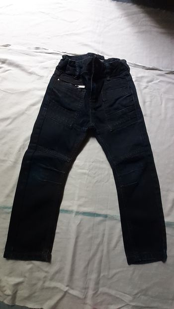 Jean noir avec poches plaquées devant et derriere