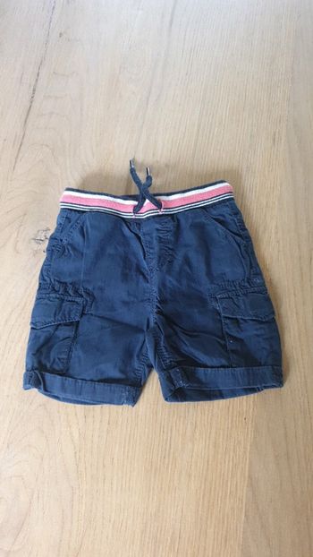 Short bleu marine 12m tape à l'œil