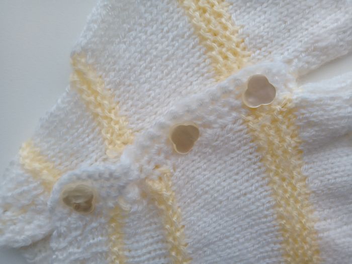 Pull fait main 3 mois - photo numéro 3