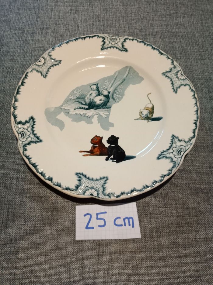 Assiette ancienne motif chien Creil et Montereau
