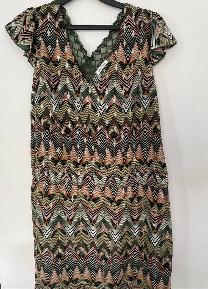 Belle robe Cache Cache T 42 couleur vert avec dentelle et dessins argentés